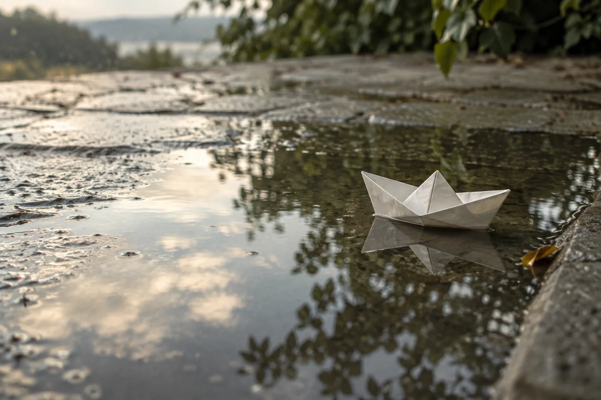 Ein Papierboot in einer Pfütze – Bildwelt der geplanten Kollektion Kleine Umwege